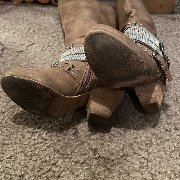 Boots - Picture 6 of 7